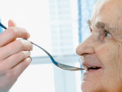 La disfagia o los problemas de deglución en personas mayores (II): recomendaciones dietéticas